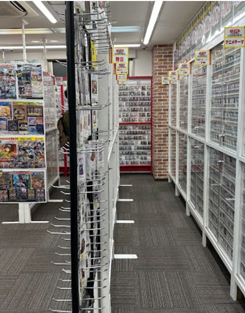 フルコンプ 大阪日本橋店：陳列状況